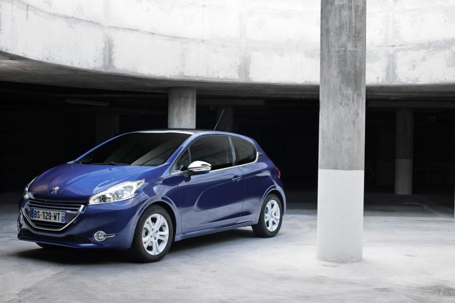  Peugeot 208 3-Door 2013 года  (фото 19 из 31)